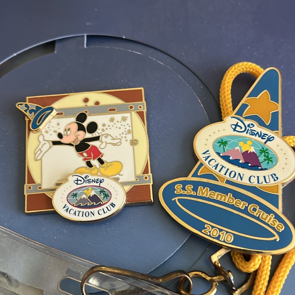 Disney Vacation Club lanyard & pin